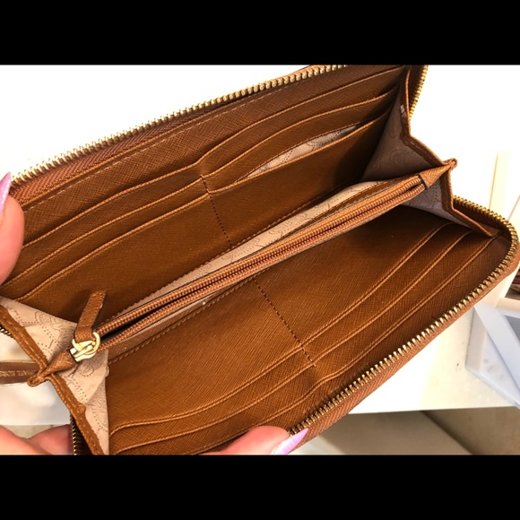 Michael Kors Large Wallet - Picture 3 of 4